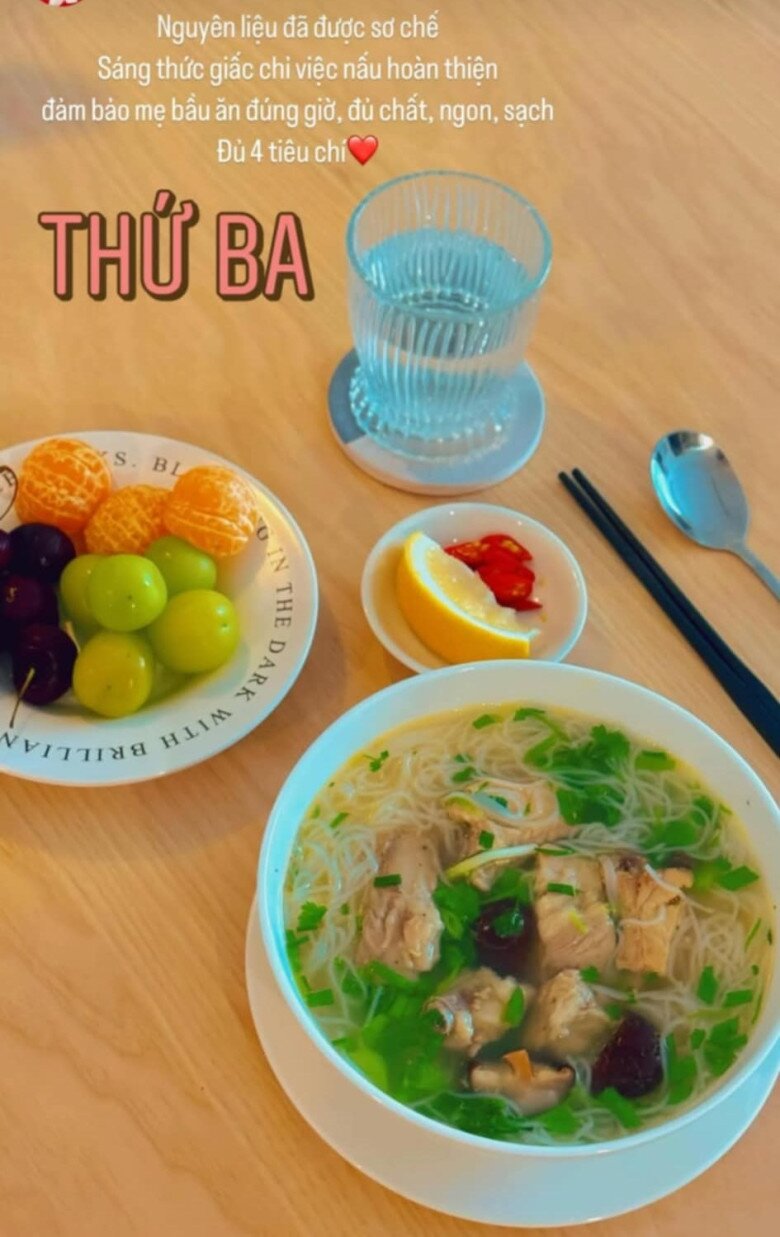 Cô chia sẻ: Chị nấu ăn và mình luôn tính menu trước cho cả bữa sáng, bữa phụ và bữa tối – để lượng calo chuẩn chỉnh như giờ mỗi bữa mình cần ăn thêm 300 calo để nuôi dưỡng em bé.