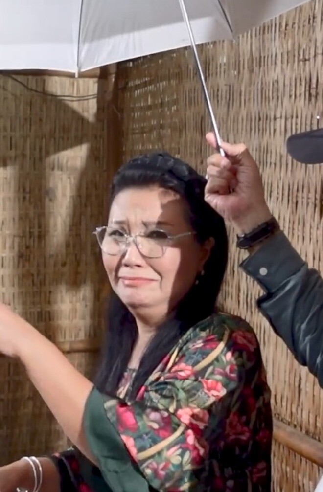 Đang nấu ăn ngon lành thì trời đổ mưa lớn, nhà dột khiến Ngân Quỳnh vừa làm vừa né. Cô hài hước: “Quỳnh nghĩ rằng, chắc ông trời cũng thèm gỏi sầu riêng của Quỳnh đó”.