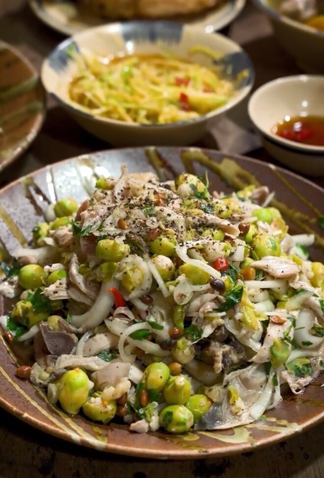 “Sầu riêng mà làm gỏi, chắc ông sầu quá cho nên đói bụng, muốn ăn ké đó mà. Không biết ai sao chứ Quỳnh thấy bông sầu riêng ăn ngon lắm nha mọi người”, cô bày tỏ.