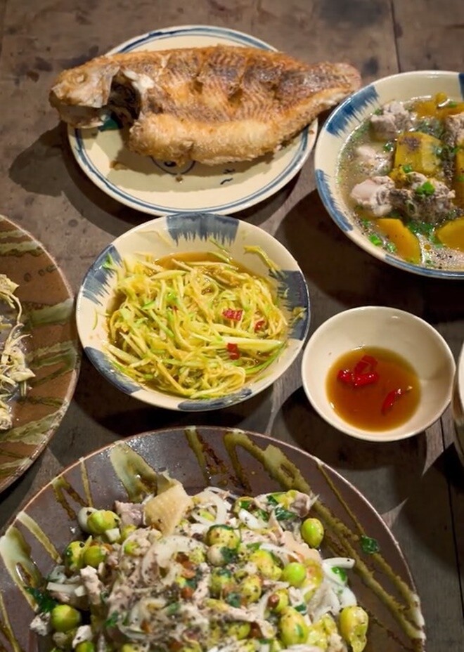 Tuy nhiên, nữ nghệ sĩ cũng sợ trong gia đình có người ăn không quen. Cho nên, cô tranh thủ nấu thêm canh sườn bí đỏ và cá diêu hồng chiên tươi.
