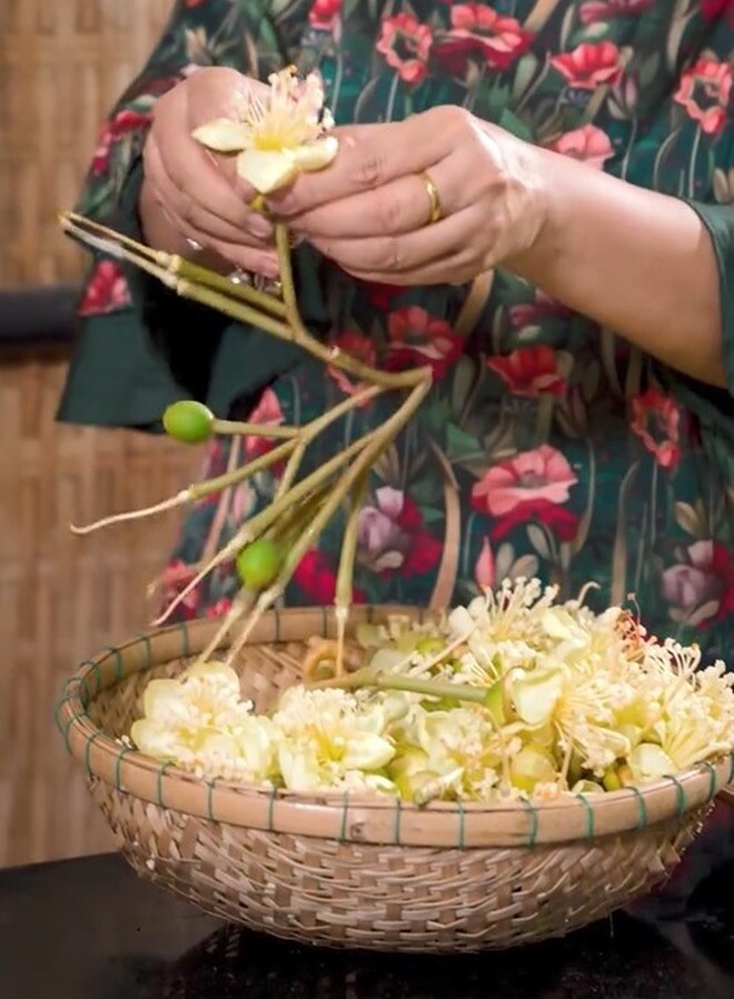 Bông sầu riêng sau khi hái về, Ngân Quỳnh cắt bỏ phần cuống, chỉ giữ lại phần hoa và nhụy. Cô rửa sạch và để ráo nước.