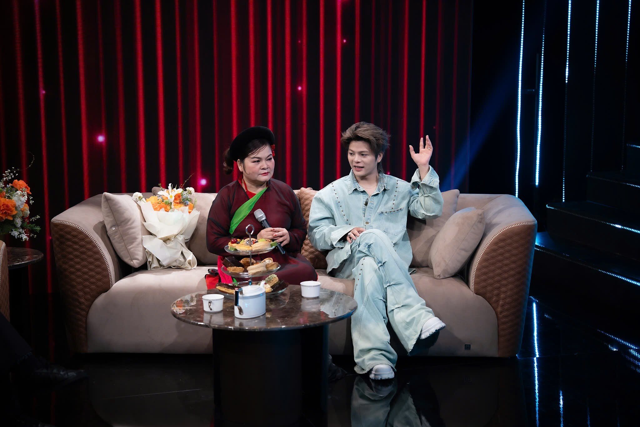 Mẹ Quang Anh Rhyder đã bật khóc trên sóng truyền hình.