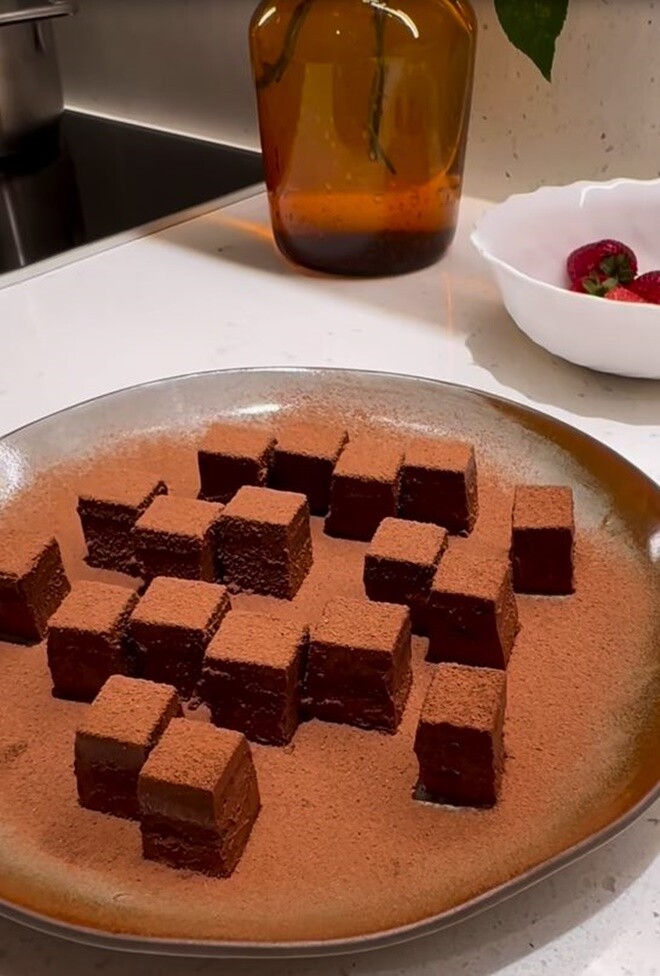 Đan Lê cho biết, nama chocolate cần béo ngậy, ngọt nhẹ, thơm đắng vị chocolate nguyên bản, cắn vào là cảm nhận ngay độ tan chảy trong miệng.