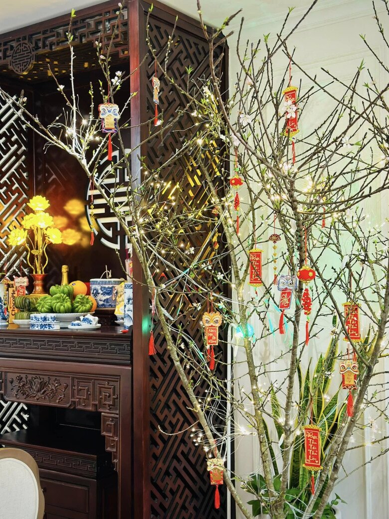 Bàn thờ được đặt ở vị trí trang trọng với thiết kế gỗ chạm khắc tinh xảo. Những món đồ thờ cúng trang trọng bày biện đầy đủ, giữ gìn nét truyền thống trong không gian sống của cặp đôi.