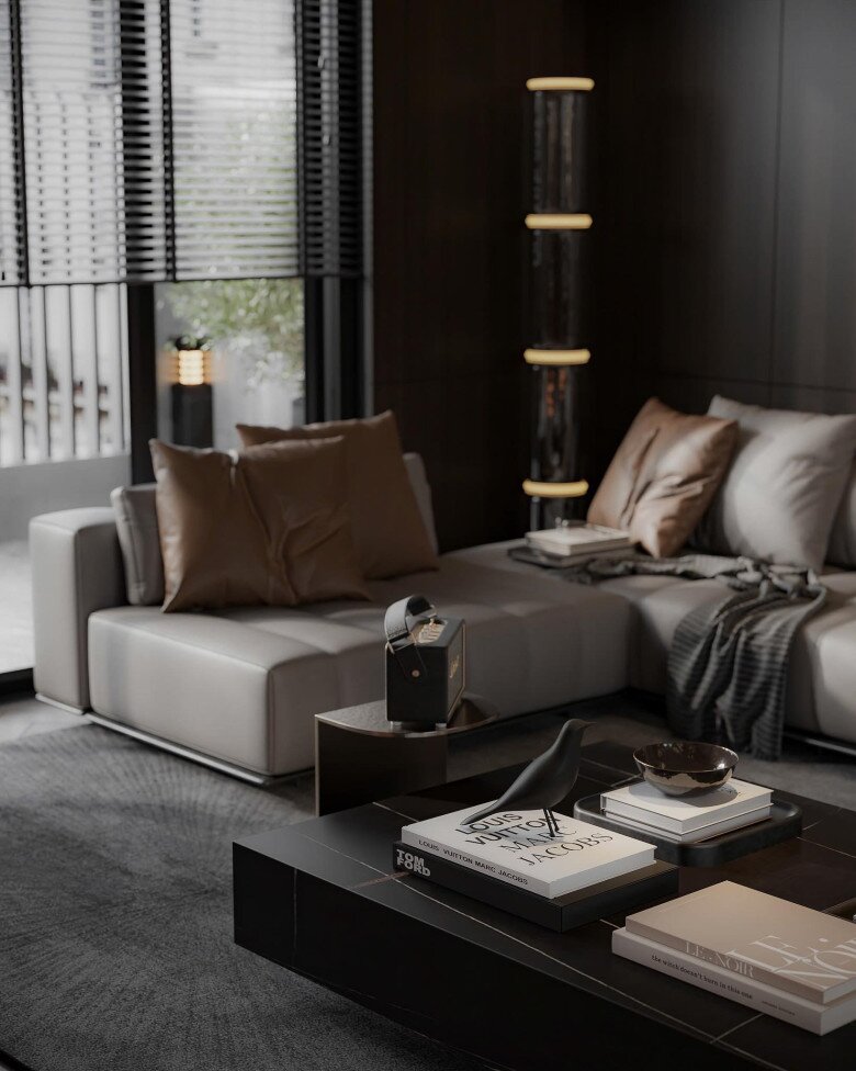 Phòng khách của Hằng Túi mang tông màu tối với điểm nhấn là bộ sofa da cao cấp và bàn trà vuông vức bằng gỗ đen. Đèn đứng thiết kế độc đáo cùng các chi tiết trang trí nhỏ như sách, bình hoa tạo không gian vừa sang trọng vừa ấm cúng.