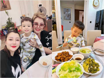 Vợ trẻ của Bằng Kiều nấu cơm đơn giản mời mẹ chồng, cảnh con trai 3 tuổi vào bếp gây thích thú