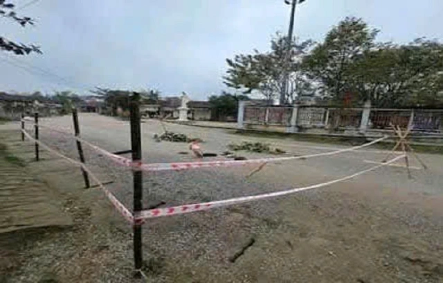 Chính quyền địa phương lập rào chắn quanh chỗ bị sụt lún để đảm bảo an toàn.