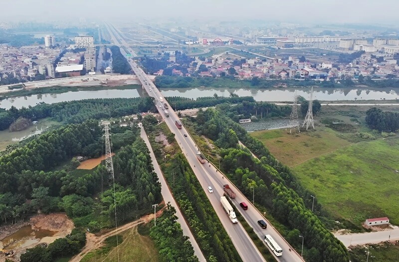 Cầu Xương Giang (bắc qua sông Thương, TP Bắc Giang), có chiều dài khoảng 0,96 km. Theo kế hoạch, phần đường lên xuống cầu sẽ được nâng cấp, mở rộng để đạt bề rộng nền đường 33m với 4 làn xe cơ giới; phần cầu được xây mới với bề rộng 16,5m, gồm 3 làn xe cơ giới.
