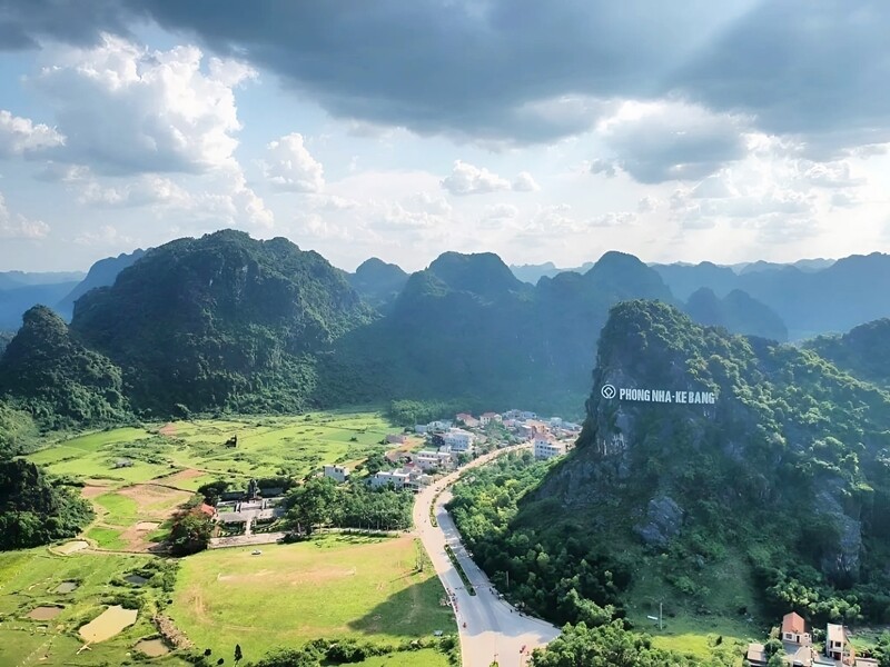 Vườn quốc gia Phong Nha-Kẻ Bàng (Quảng Bình) là Di sản Thế giới được UNESCO công nhận. Với diện tích 123.326 ha, đây là vườn quốc gia rộng nhất cả nước, nổi tiếng với cảnh quan núi đá vôi ngoạn mục, hệ thống hang động rộng lớn và hệ sinh thái đa dạng. 
