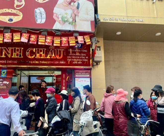 Giá vàng liên tục tăng mạnh trong những ngày gần đây, thậm chí vượt mốc 100 triệu đồng/lượng. Trước diễn biến này, nhiều người dân đã đổ xô đến các tiệm vàng để mua vào, khiến cảnh tượng xếp hàng dài diễn ra tại nhiều cửa hàng kinh doanh vàng bạc.