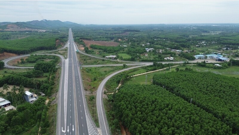 Dự án đường cao tốc Bắc - Nam phía Tây đoạn Gia Nghĩa (Đắk Nông) - Chơn Thành (Bình Phước) có chiều dài 128,8km với 4 làn xe, vận tốc dự kiến 100 - 120km/h. Tổng mức đầu tư của dự án là hơn 25.500 tỉ đồng, dự kiến đưa vào khai thác, vận hành năm 2027.