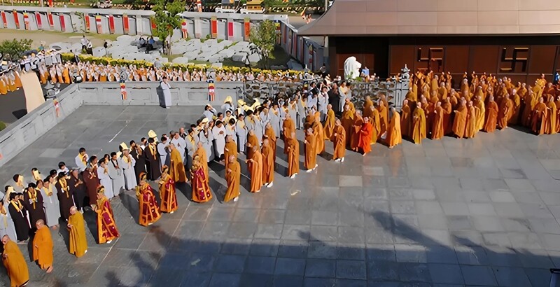 Hàng năm, chùa Pháp Vân sẽ tổ chức nhiều khóa tu, thiền dành cho các người dân đến tĩnh tâm và cầu bình an. Đây cũng là địa điểm tập trung đông đảo người dân đến chùa từ đầu tháng hay đúng ngày rằm tháng Giêng để cúng bái, dâng lễ cầu bình an cho cả gia đình. 
