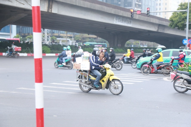 Thậm chí, có người đang đi xe máy tay trái vẫn cầm điện thoại để xem, mắt không nhìn đường. Việc này, tiềm ẩn nguy cơ gây tai nạn cao