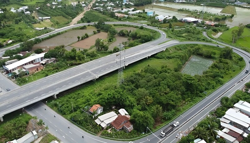 Dự án cao tốc Mỹ An - Cao Lãnh giai đoạn 1 đi qua địa bàn huyện Cao Lãnh và Tháp Mười (Đồng Tháp). Tuyến đường có chiều dài gần 27km, bề rộng nền đường 17 m là dự án thành phần của cao tốc Bắc - Nam phía Tây (CT.02), có tổng mức đầu tư hơn 6.100 tỉ đồng. 
