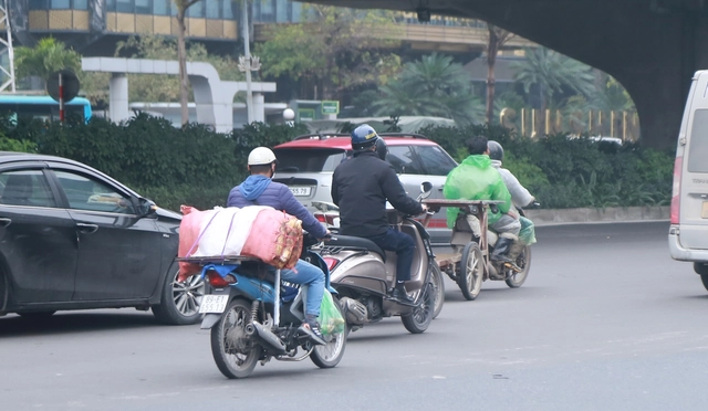 Xe kéo tự chế cũng tham gia trên đường, người ngồi phía sau không đội mũ bảo hiểm theo quy định.