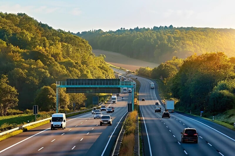 Dự án đường cao tốc TP. HCM - Thủ Dầu Một - Chơn Thành có tổng chiều dài khoảng 52,159km. Trên tuyến gồm 4 nút giao liên thông, 21 cầu trên cao tốc, 5 cầu vượt trực thông và 14 hầm chui dân sinh. Thời gian qua, Bình Dương tập trung thực hiện dự án thành phần 1.
