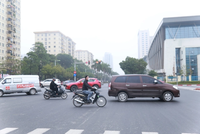 Việc đội mũ bảo hiểm không chỉ chấp hành luật an toàn giao thông mà còn bảo vệ sức khỏe, tính mạng cho chính người đi đường. Vậy nên, người dân khi tham gia giao thông cần phải chấp hành các quy định, đồng thời trang bị an toàn cho chính mình.