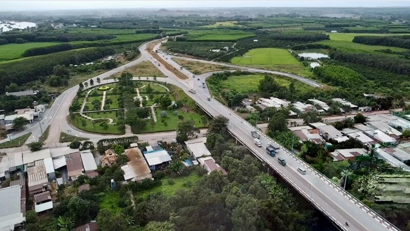 Đường Vành đai 4 TP.HCM qua Bình Dương có tổng chiều dài khoảng 159,31 km. Dự án có quy mô và tiêu chuẩn kỹ thuật đường cao tốc loại A, vận tốc thiết kế 100 km/giờ; mặt cắt ngang 6 - 8 làn xe cao tốc có đường song hành 2 bên và các hành lang để bố trí cây xanh.


