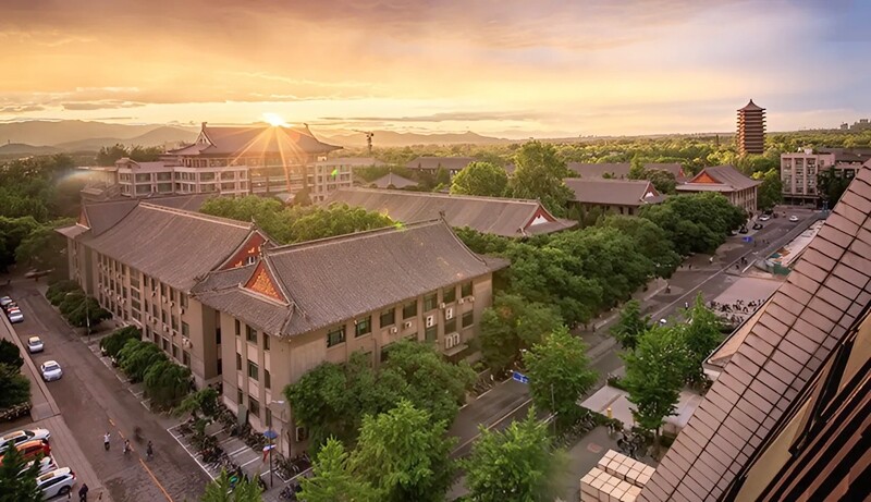 ĐH Thanh Hoa đứng thứ 8, là một trong những trường đại học danh tiếng và đắt đỏ nhất ở Trung Quốc và Châu Á. Đây được biết đến là ngôi trường đa ngành, đa lĩnh vực tại Bắc Kinh, luôn dẫn đầu về Công nghệ, Kỹ thuật và Khoa học Tự nhiên.
