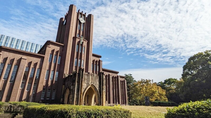 Chốt hạ danh sách top 10 là ĐH Tokyo (hay Todai). Đây là trường đại học quốc gia đầu tiên tại Nhật Bản, được thành lập năm 1877. Sau hơn 132 năm phát triển, ĐH Tokyo hiện là trường đại học đáng mơ ước của rất nhiều lứa sinh viên Nhật Bản và sinh viên quốc tế.
