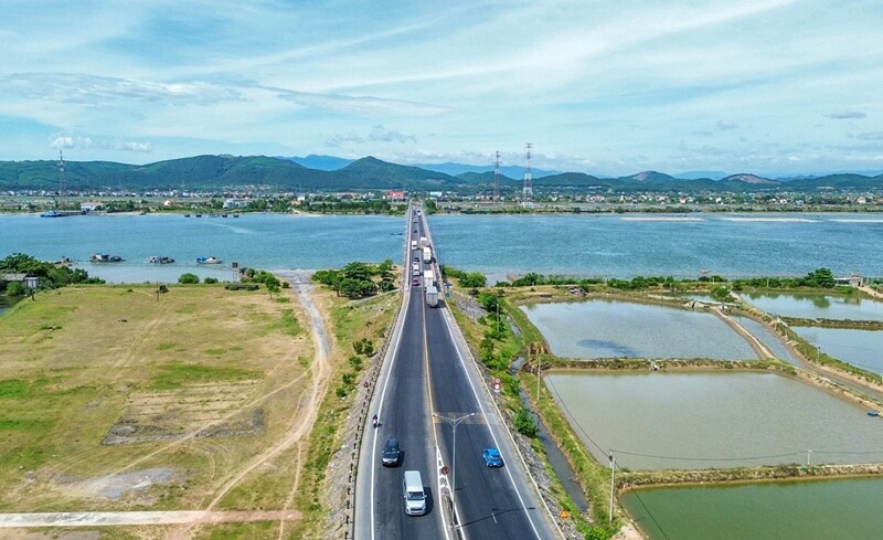 Cầu Gianh (bắc qua sông Gianh, thị xã Ba Đồn, tỉnh Quảng Bình), trên QL1, có chiều dài khoảng 2,1km. Theo dự án, phần đường được thiết kế với bề rộng nền đường 20,5m, gồm 4 làn xe cơ giới; cầu xây mới với bề rộng 12m, gồm 2 làn xe cơ giới, 2 làn xe thô sơ.


