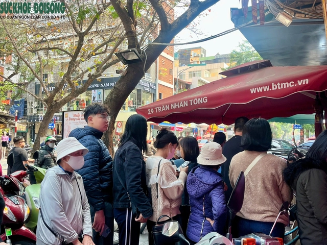 Ghi nhận của PV Báo Sức khỏe và Đời sống, trưa ngày 20/3, nhiều người dân Hà Nội đã có mặt tại phố vàng Trần Nhân Tông xếp hàng chờ tới lượt mua vàng.
