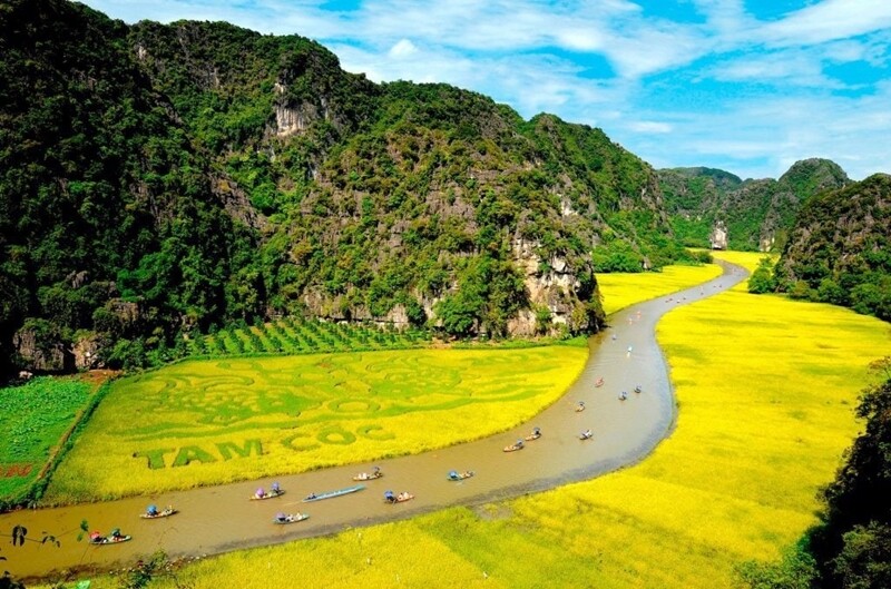 Ninh Bình có thế mạnh về đầu tư và phát triển du lịch trong thời kỳ hội nhập. Đây được xác định là điểm đến lý tưởng cho nhiều doanh nghiệp cùng nguồn vốn đầu tư lớn, tạo cơ hội việc làm và chế độ an sinh xã hội tốt cho người dân. 
