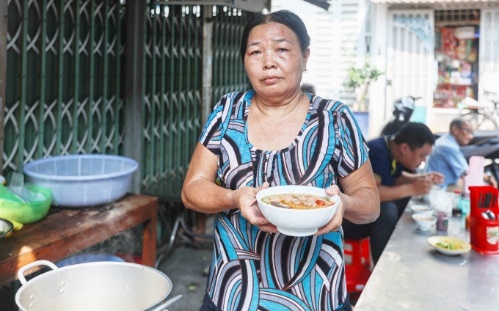 Quán bún bò rẻ nhất và nhanh nhất sài gòn chỉ 10000 đồngtô bán chưa đầy 1 giờ đồng hồ đã hết sạch - 1