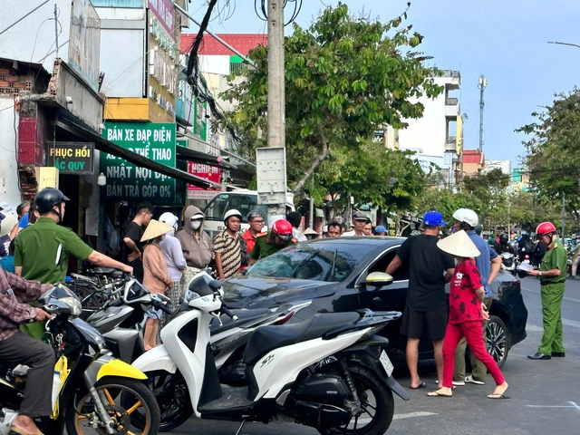 Chiếc ô tô dừng lại sau khi tông vào xe tải đậu bên đường