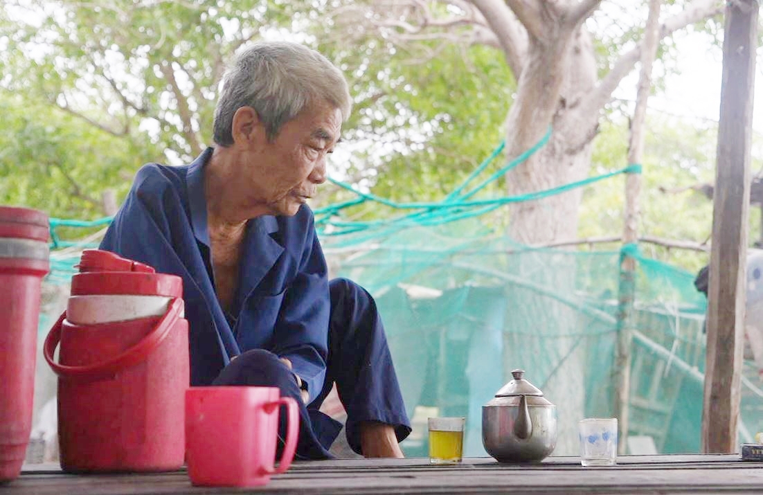 Chú Bá sống một mình trên núi cao, cạnh mộ mẹ nuôi