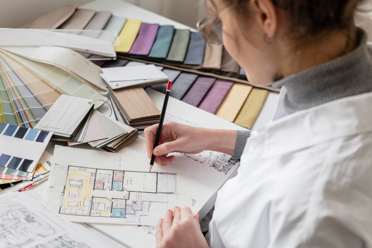 Một nhà thiết kế nội thất cần có nhiều kỹ năng đảm bảo tiến độ công việc
