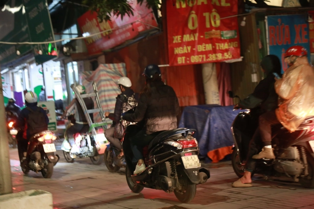 Hình ảnh các phương tiện đi trên vỉa hè ở đường Trần Hữu Dực.