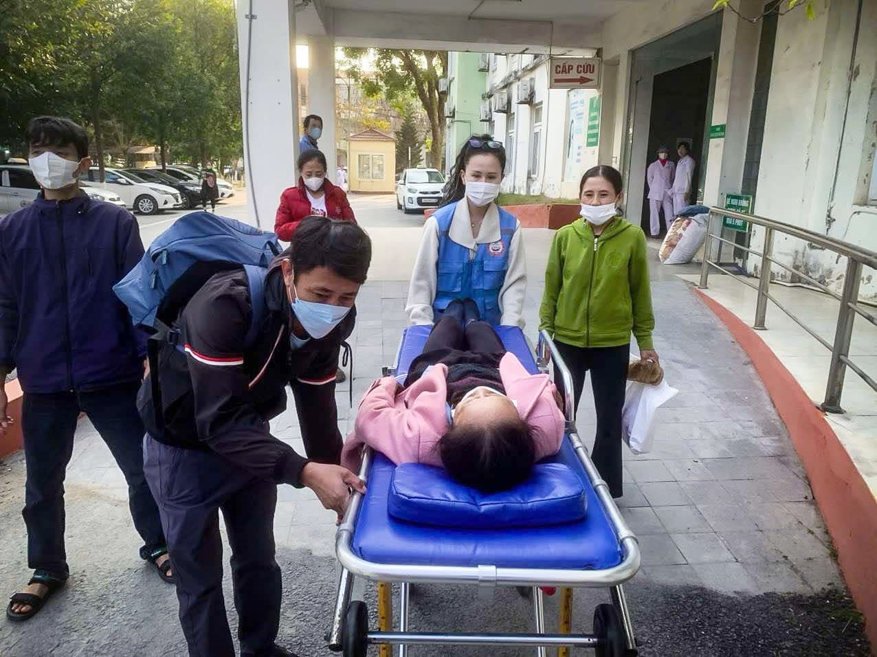 Các thành viên thay nhau hỗ trợ người bệnh trong tình huống nguy cấp