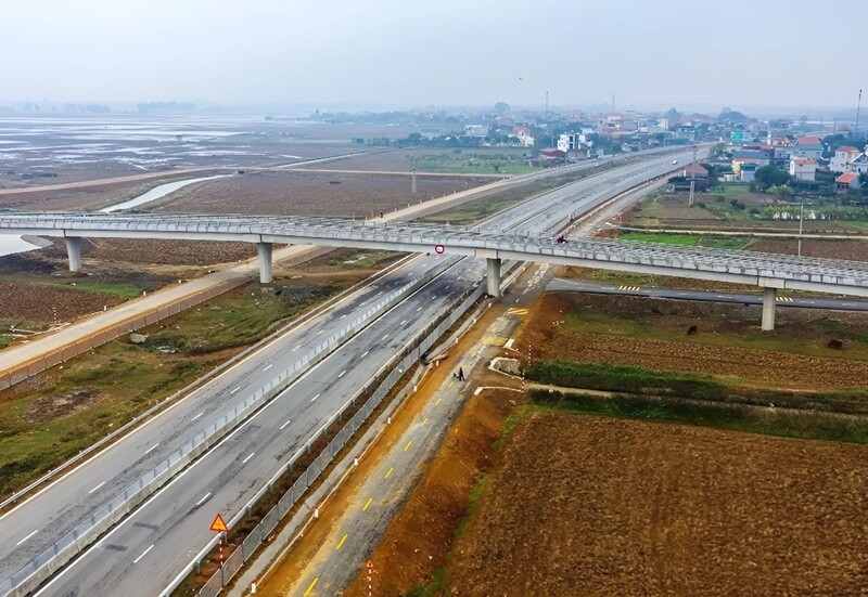 Tuyến cao tốc Bắc - Nam phía Đông đoạn Cao Bồ - Mai Sơn, chiều dài 15km với quy mô 4 làn xe, bề rộng 17m, hoàn thành đưa vào khai thác cuối năm 2023. Trong quý I năm 2025, đoạn đường sẽ được nâng cấp từ 4 làn xe hạn chế lên 6 làn xe hoàn chỉnh (bề rộng 32,25m).
