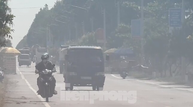 Di chuyển qua Quốc lộ 61C, tài xế Phan Chí Dũng (huyện Phước Long, tỉnh Bạc Liêu) cho biết, cứ vào mùa đốt đồng, khói bay mù mịt che khuất tầm nhìn, rất nguy hiểm, đặc biệt khi qua ngã ba, ngã tư, lối nhỏ.