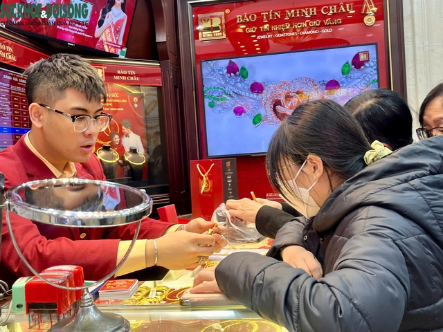 Nhân viên bán hàng tại Bảo Tín Minh Châu thông tin, hiện nay cửa hàng tạm thời chỉ cho mỗi khách mua tối đa một chỉ vàng. Thời gian chờ đợi để giao dịch hôm nay cũng lâu hơn. Bình quân mỗi khách hàng phải mất khoảng gần một tiếng mới mua được vàng.