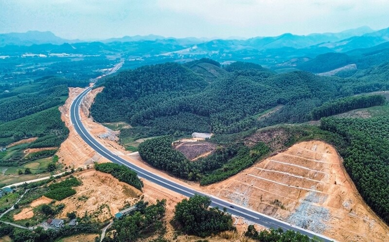 Đoạn nối cao tốc Nội Bài - Lào Cai và cao tốc Tuyên Quang - Phú Thọ dài 2,7km sẽ được mở rộng từ 2 làn lên 4 làn hoàn chỉnh trong năm 2025 với tổng mức đầu tư gần 700 tỉ đồng. Như vậy, tổng chiều dài tuyến khoảng 2,736 km và xóa nút thắt đường nối giữa hai cao tốc.
