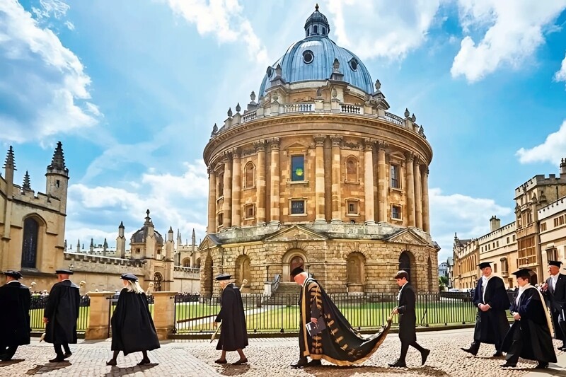 ĐH Oxford nghiên cứu theo hướng hiện đại, mạnh trong các ngành khoa học, từng được xếp hạng số một trên thế giới về y học. Oxford là một trong mười trường đại học hàng đầu trên thế giới về khoa học đời sống, khoa học vật lý, khoa học xã hội, và nghệ thuật và nhân văn.