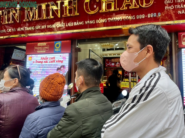 Giữa dòng người xếp hàng trước cửa hàng vàng, anh Dũng (áo trắng, phường Giáp Bát, quận Hai Bà Trưng), chia sẻ: Tôi đã theo dõi thị trường vàng suốt thời gian qua, do vậy tôi quyết định mua vàng để đầu tư dài hạn mặc dù giá đang cao.