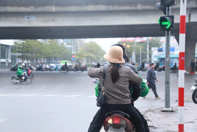 Ngoài ra, nhiều tài xế xe ôm còn kẹp 3 khi tham gia giao thông.