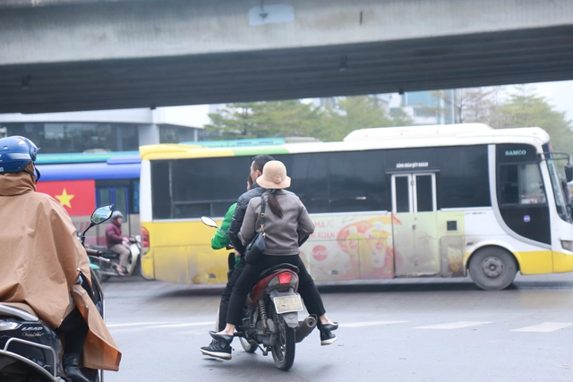 Xe máy đèo ba, không đội mũ bảo hiểm băng băng trên đường bất chấp quy định xử phạt tăng cao.