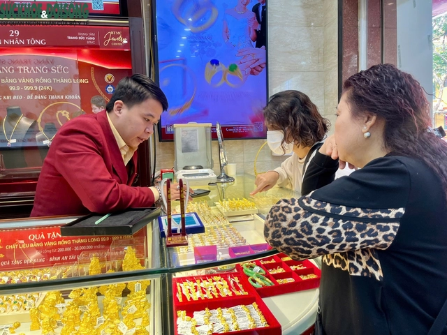 Cô Lan (quận Hoàn Kiếm, Hà Nội) cho hay: “Tôi cũng xếp hàng mua vàng nhẫn để tích trữ. Tôi cứ mua để đó thôi, có thể một vài hôm tới sẽ giảm nhẹ nhưng về lâu dài chắc chắn giá vàng sẽ còn tăng cao”.