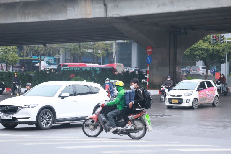 Ghi nhận của PV khoảng 30 phút, hàng loạt xe máy chở người đầu không đội mũ, vô tư đi lại.