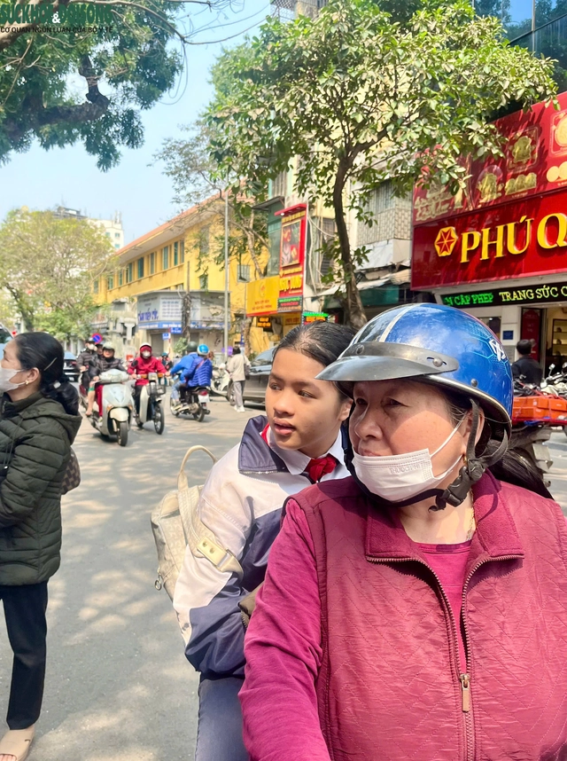 Bên cạnh dòng người đang xếp hàng mua vàng, cũng có một số người dân tranh thủ khảo sát giá để chốt lời. Nhiều khách hàng khi biết tin chỉ được mua 1 chỉ vàng đã bỏ về vì thời gian xếp hàng quá lâu và số lượng vàng có thể mua được không ưng ý.