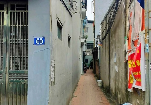 Nơi nhận trông bé gái là ngôi nhà nằm sâu trong ngõ nhỏ.