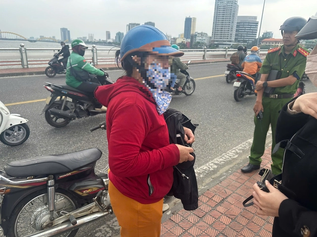 Lực lượng công an có mặt bảo đảm an ninh trật tự, an ủi người nhà nạn nhân