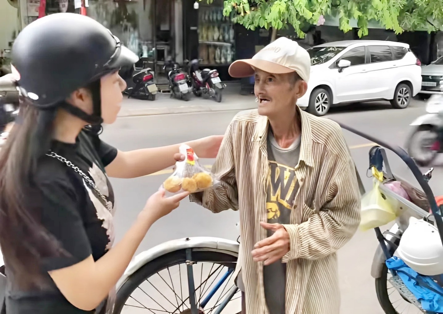 Một hành động nhỏ của người phụ nữ khiến cụ ông cảm kích vô cùng