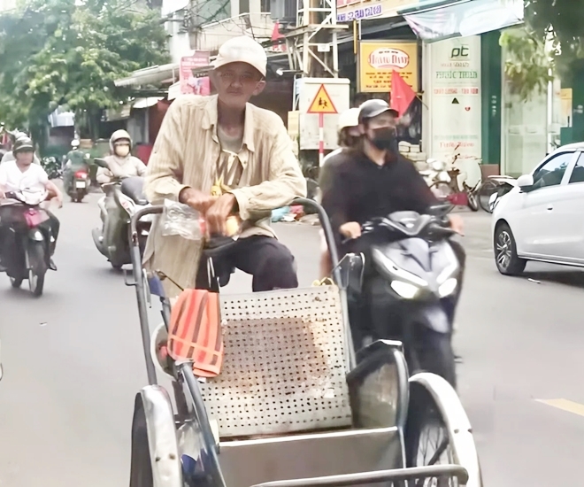 Cụ ông cứ thế đạp chiếc xe “thồ” cũ kỹ trên đường để mưu sinh