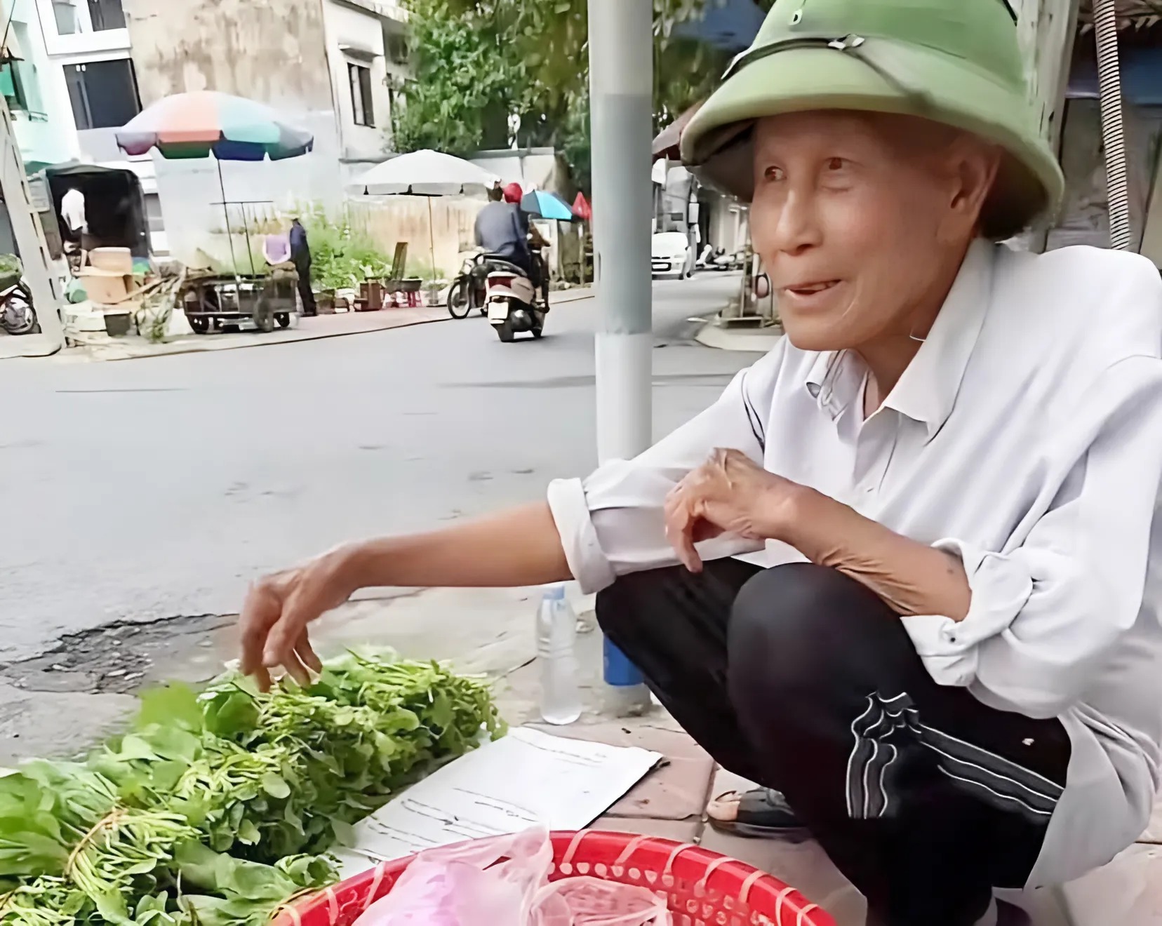 Vô tình gặp ông cụ ngồi bán rau bên đường, nam thanh niên có hành động ...