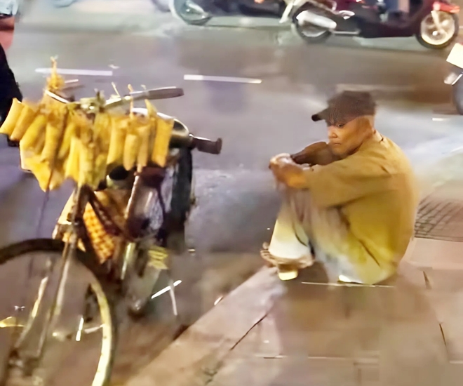 Chú bán bánh dừa mưu sinh giữa đường phố Sài Gòn